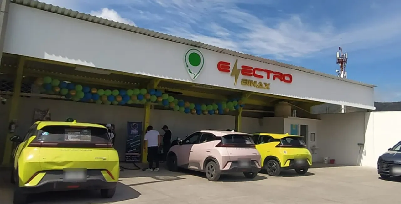 Inauguración de la estación con autos eléctricos estacionados