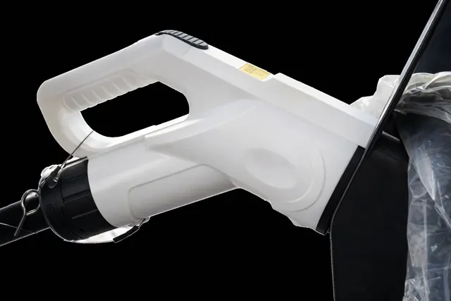 Detalle de la pistola de carga blanca